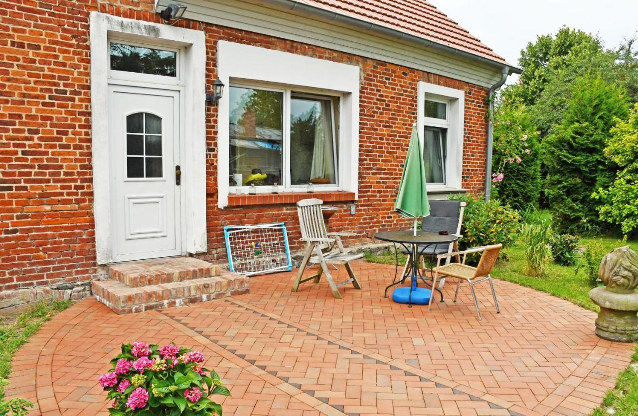 Ferienwohnungen Im Gutshaus Gnies Экстерьер фото