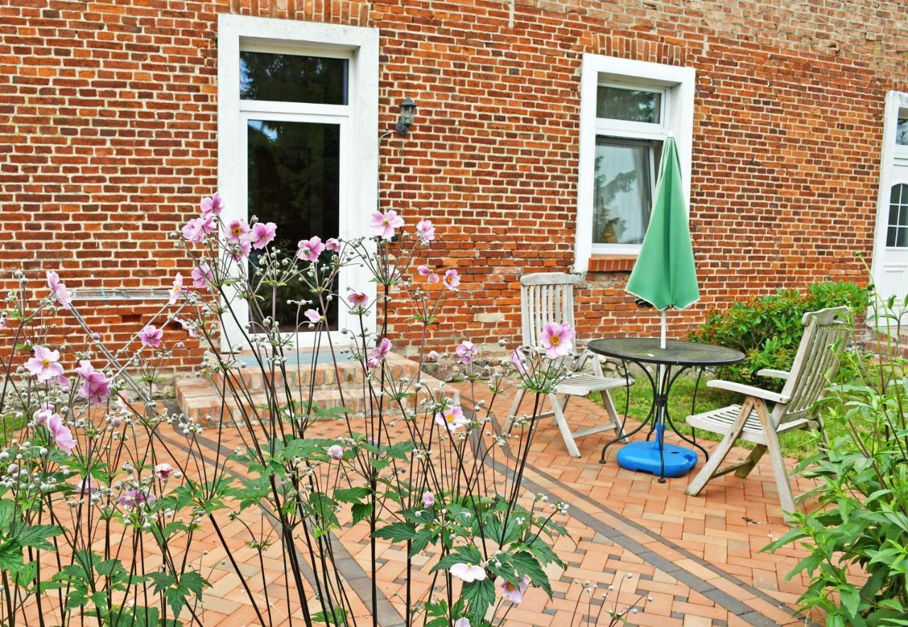 Ferienwohnungen Im Gutshaus Gnies Экстерьер фото
