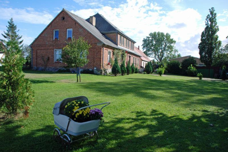 Ferienwohnungen Im Gutshaus Gnies Экстерьер фото
